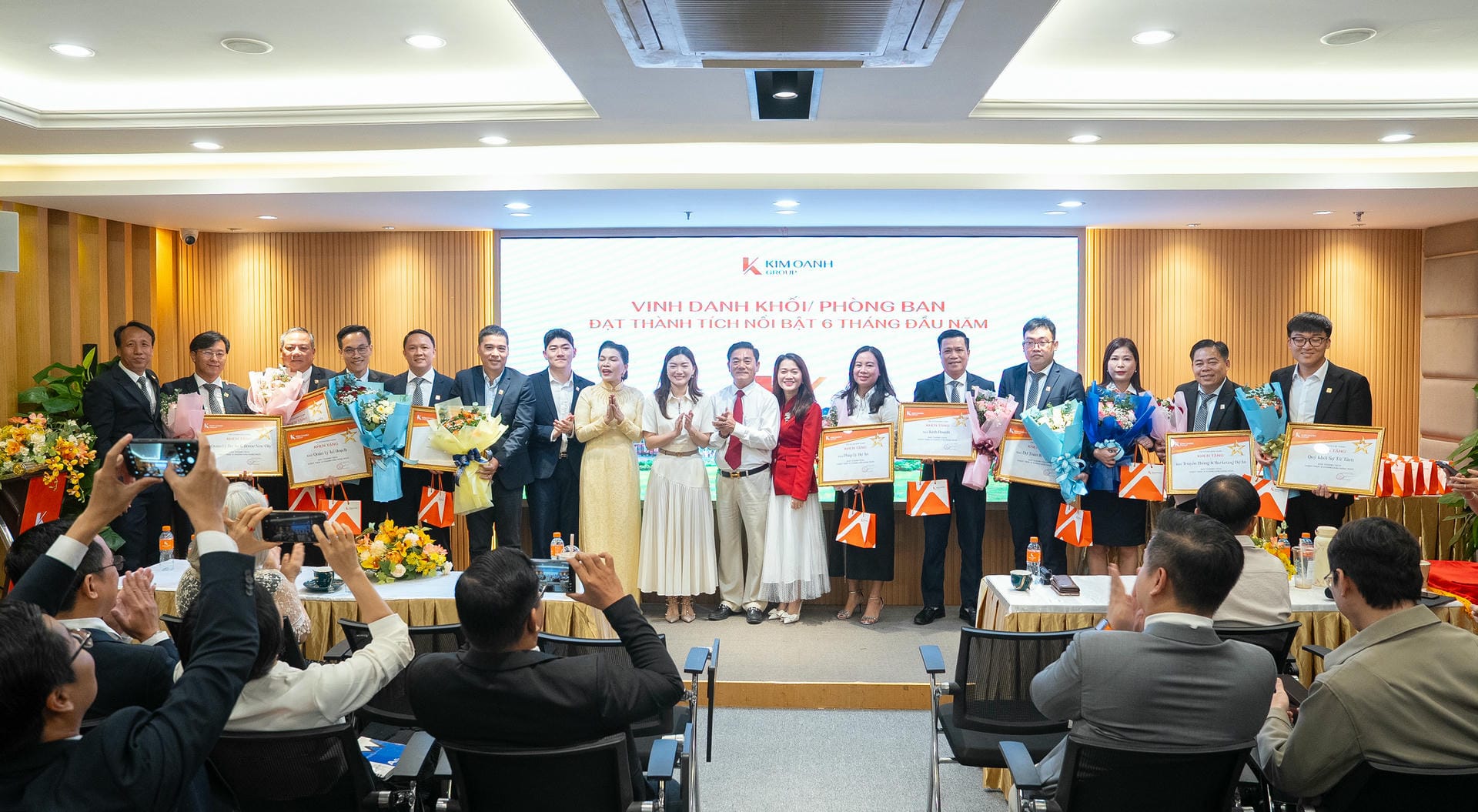 KIM OANH GROUP VINH DANH NHỮNG NỖ LỰC VƯỢT THỬ THÁCH 6 THÁNG ĐẦU NĂM 2025