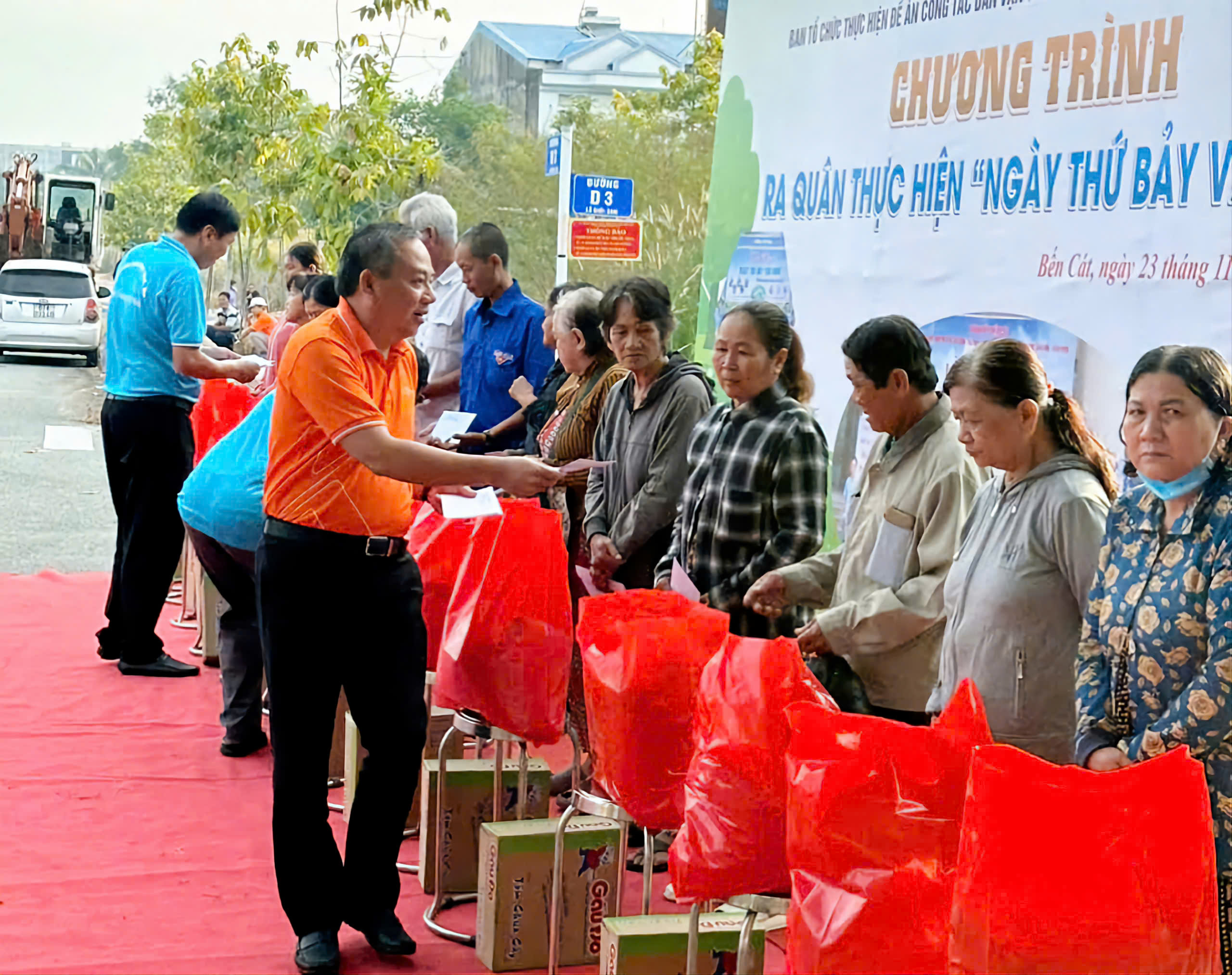 Ông Trần Đăng Toàn, Phó Tổng Giám đốc Phát triển Dự án của Kim Oanh Group, trao quà cho người dân khó khăn tại thành phố Bến Cát