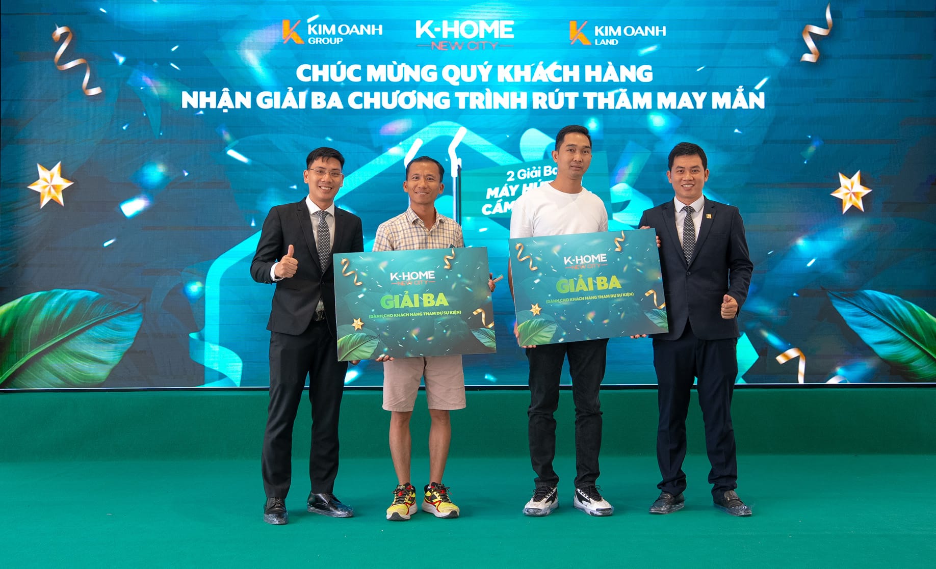 Ông Trịnh Thanh Tuấn – Giám đốc Chi nhánh TP.HCM (bìa trái) và ông Phạm Xuân Hiệp (bìa phải) – Giám đốc Chi nhánh Cộng Hòa chúc mừng 2 khách hàng nhận giải Ba là nồi áp suất SUNHOUSE.