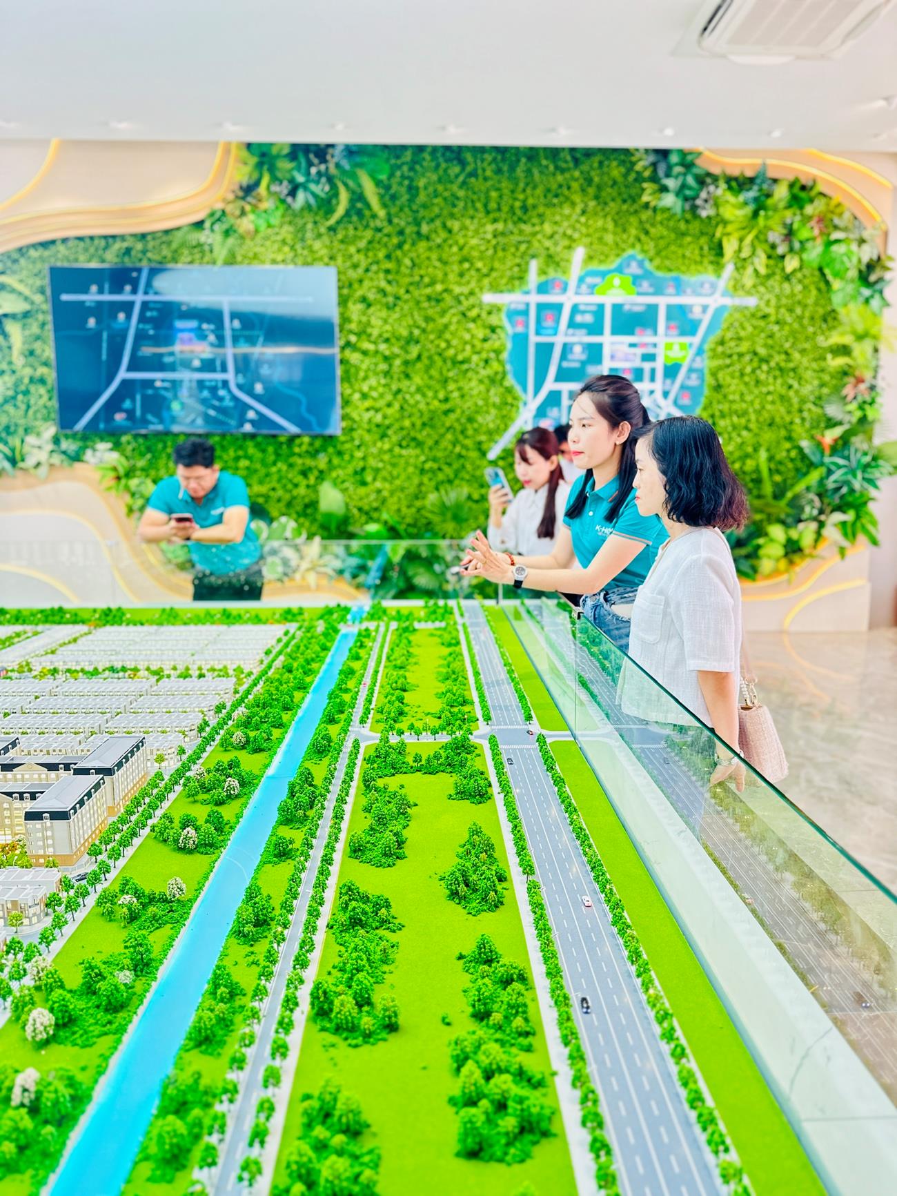 Khách hàng khám phá quy hoạch hiện đại cùng với hệ thống tiện ích “all in one” và các mẫu nhà được thiết kế tinh tế bởi Surbana Jurong – Tập đoàn đã phát triển 80% dự án nhà ở xã hội tại Singapore.